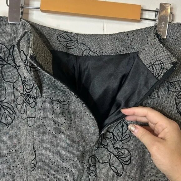 Ali Miles, size 4 fit and flare skirt, floral pattern, back zip, wide belt loops - Picture 3 of 6